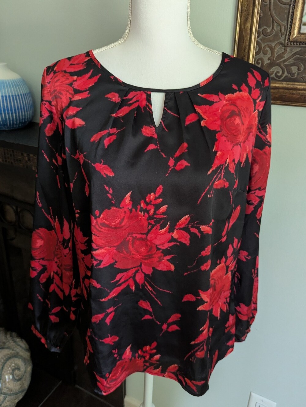 Talbots Women's Medium Petite Floral Black & Red Top Keyhole Accents Pleats
